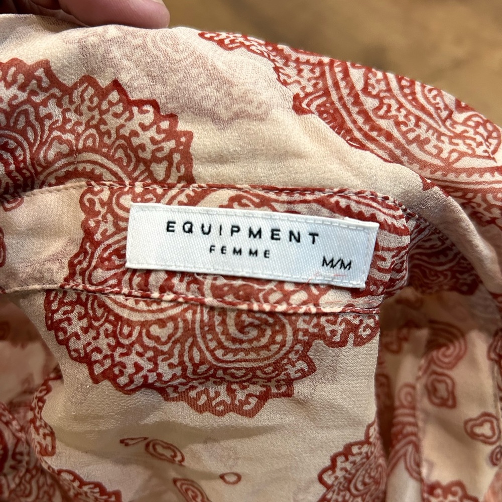 EQUIPMENT Femme Blouse in red and cream paisley design - Size Medium - Picture 9 of 9